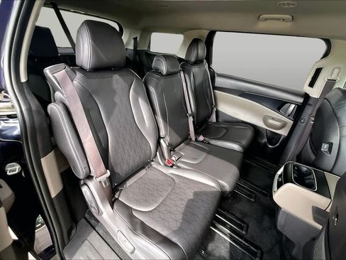 Used 2025 Kia Carnival FWD image 20