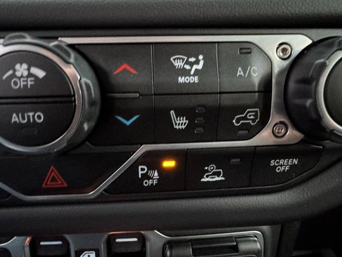 Used 2025 Jeep Wrangler Rubicon w/ Technology Group image 29