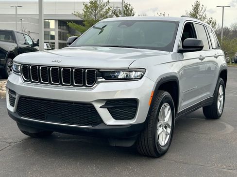 Used 2024 Jeep Grand Cherokee Laredo X image 3