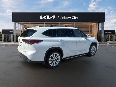 Used 2022 Toyota Highlander Limited FWD image 2