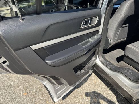 Used 2017 Ford Explorer XLT w/ Equipment Group 201A AWD/4WD image 19