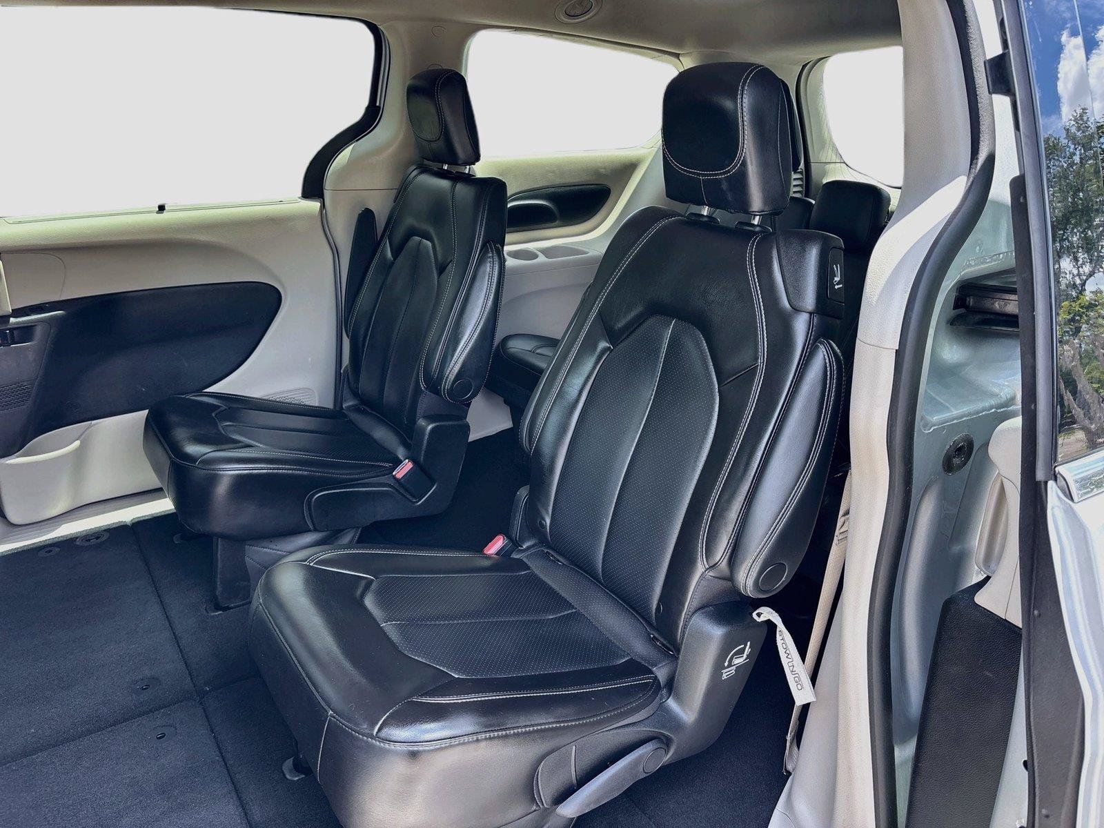 Used 2023 Chrysler Pacifica Touring-L FWD image 23