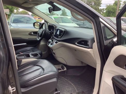 Used 2017 Chrysler Pacifica Touring-L FWD image 11