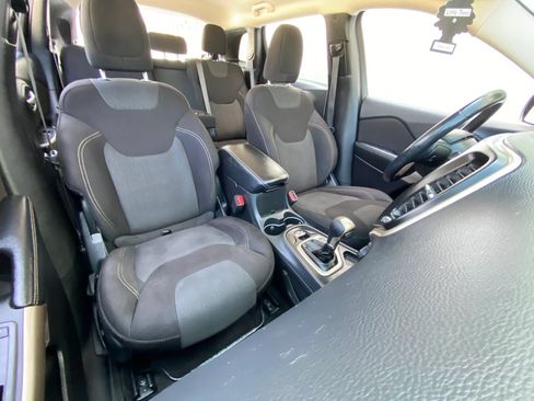 Used 2017 Jeep Cherokee Latitude FWD image 31
