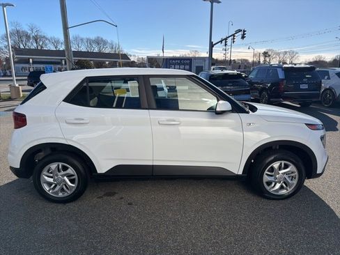 Certified 2025 Hyundai Venue SE image 5