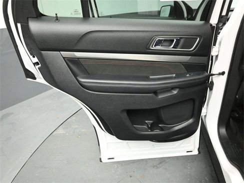 Certified 2018 Ford Explorer XLT w/ Equipment Group 202A image 23