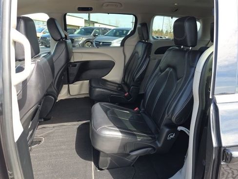 Used 2022 Chrysler Pacifica Touring-L image 31
