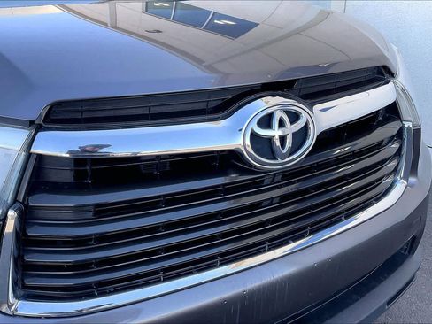 Used 2015 Toyota Highlander LE image 29