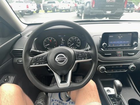 Used 2022 Nissan Altima 2.5 S FWD image 13