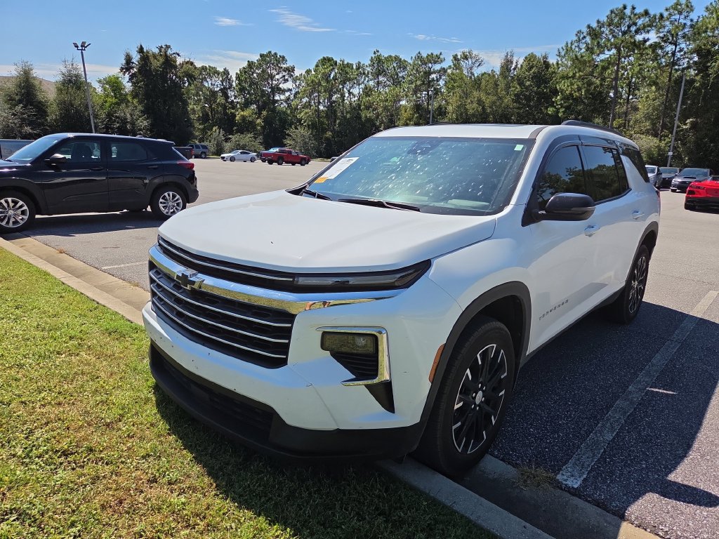 Used 2025 Chevrolet Traverse LT w/ Sun and Wheel Package FWD image 3