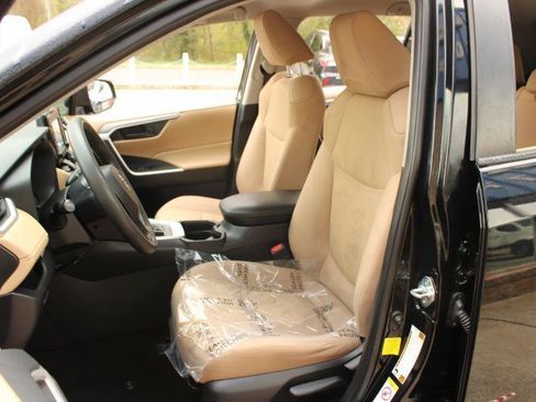 Used 2019 Toyota RAV4 LE FWD image 11