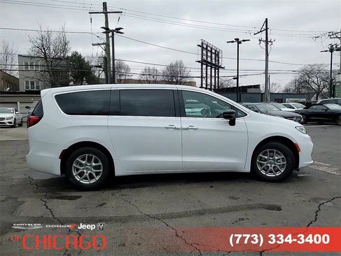 New 2025 Chrysler Pacifica Select image 4