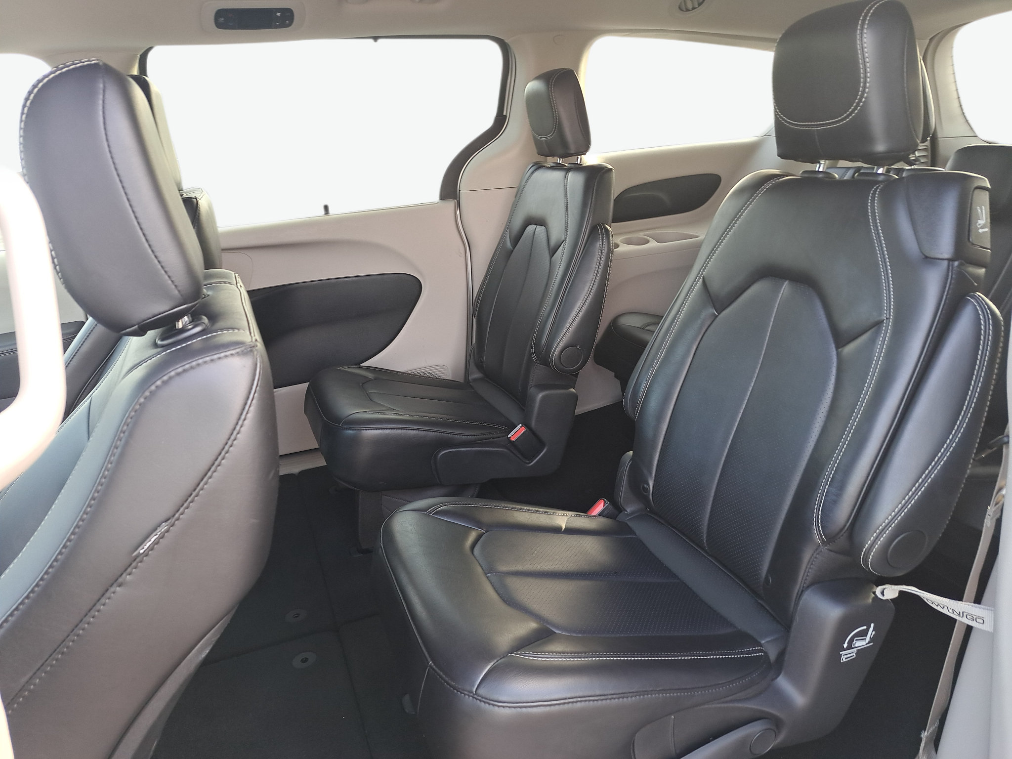 Used 2024 Chrysler Pacifica Touring-L FWD image 16