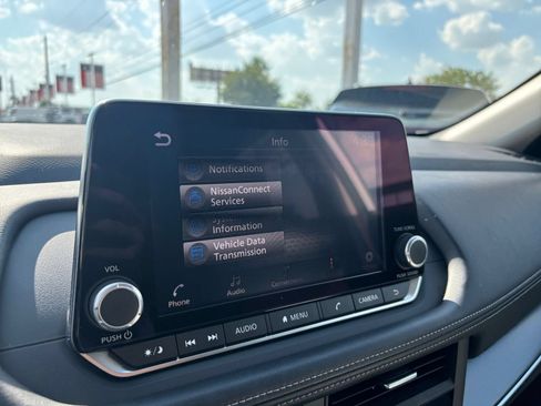 Used 2025 Nissan Rogue SV FWD image 20