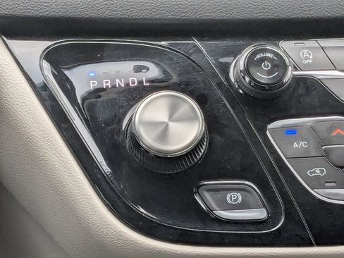 Used 2024 Chrysler Pacifica Touring-L image 22