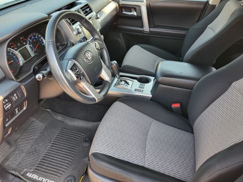 Used 2017 Toyota 4Runner SR5 AWD/4WD image 10