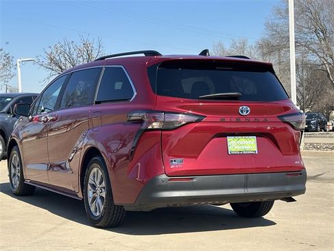Used 2025 Toyota Sienna XLE image 3