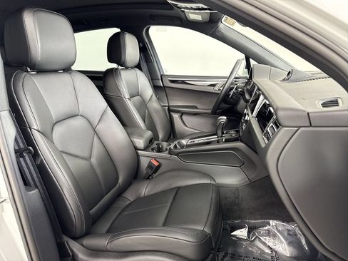 Certified 2025 Porsche Macan AWD/4WD image 24