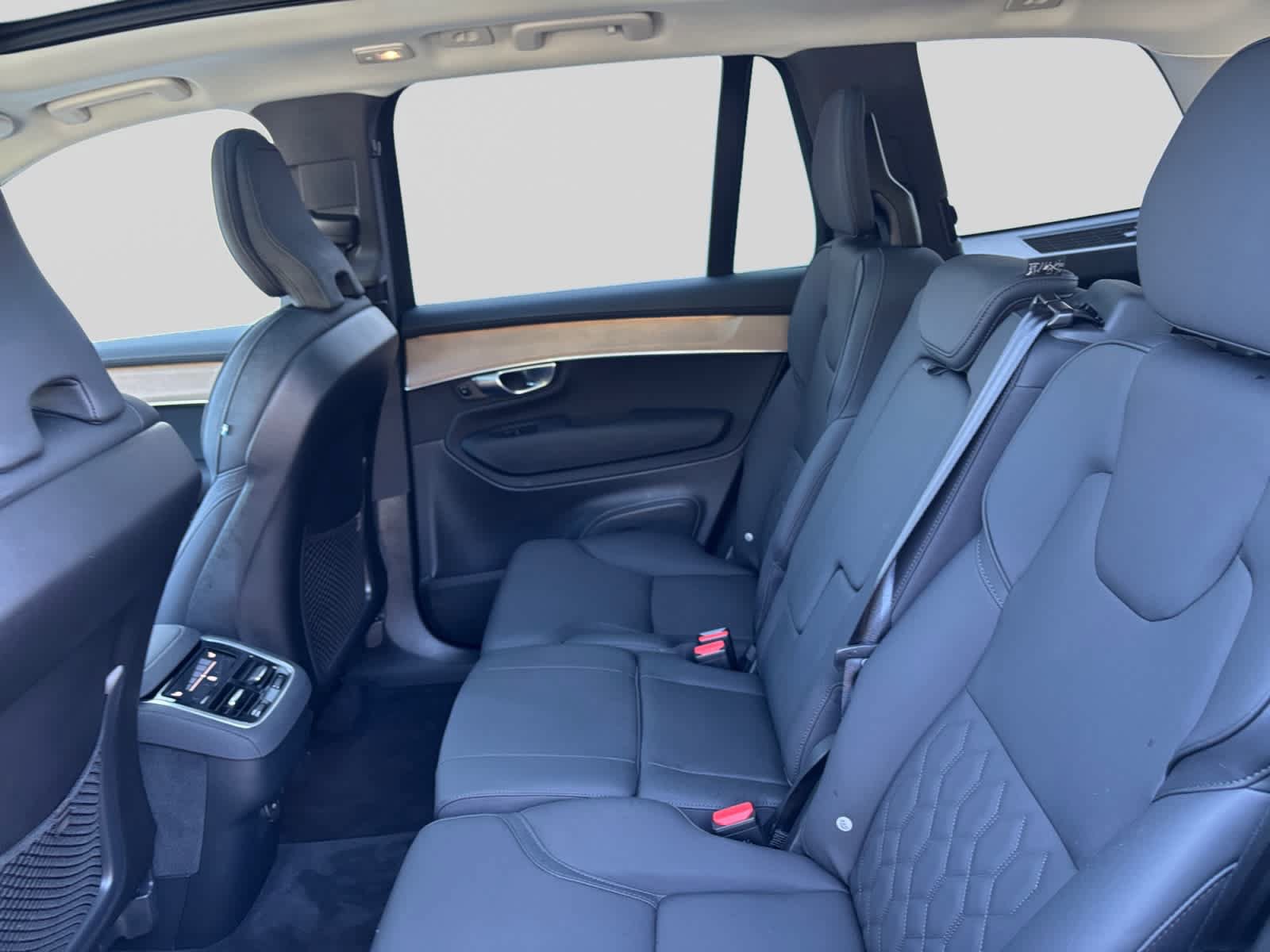 Used 2025 Volvo XC90 B5 Plus AWD/4WD image 17
