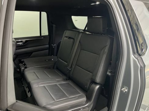Used 2025 Chevrolet Suburban Z71 AWD/4WD image 16
