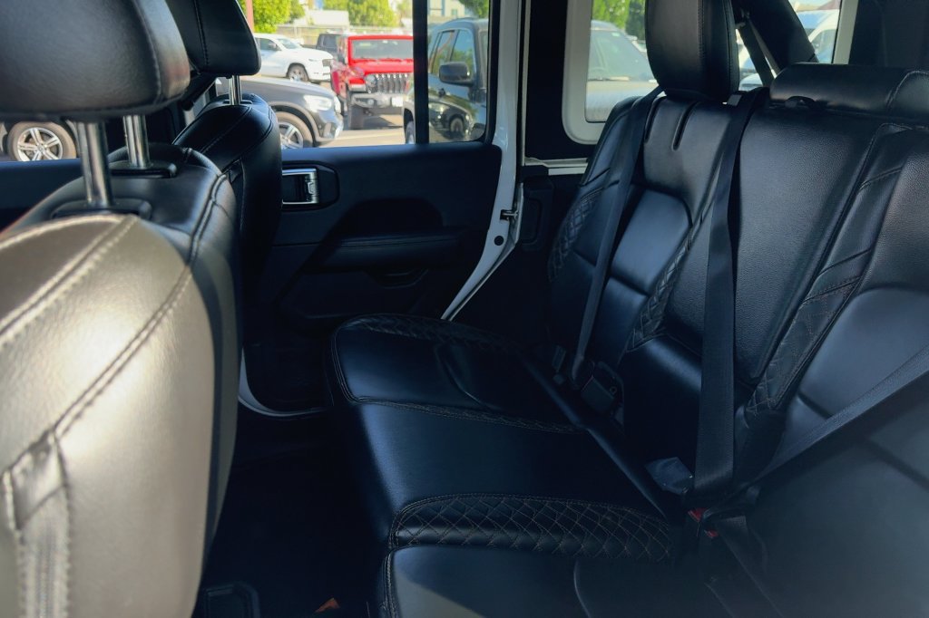 Used 2022 Jeep Wrangler Unlimited Sahara AWD/4WD image 12