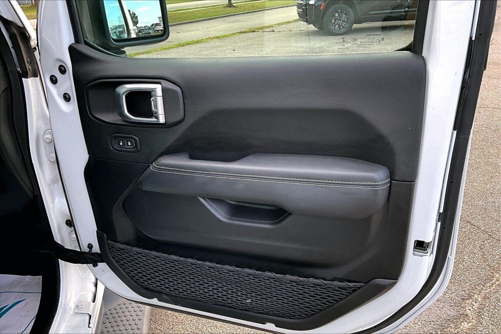 Used 2023 Jeep Wrangler Unlimited Sahara AWD/4WD image 23