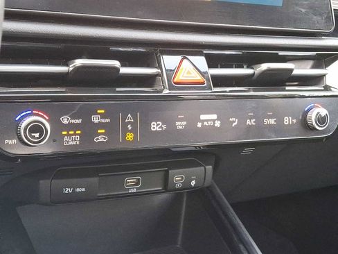 Used 2023 Kia Niro EX image 12