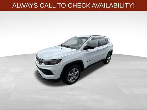 Used 2023 Jeep Compass Latitude w/ Convenience Group AWD/4WD image 3