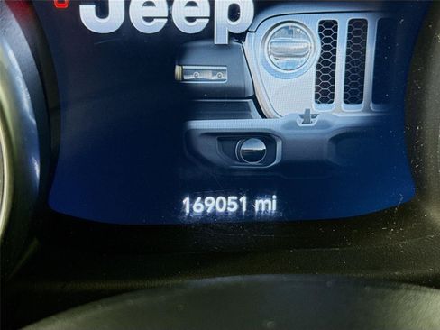 Used 2020 Jeep Gladiator Overland AWD/4WD image 19