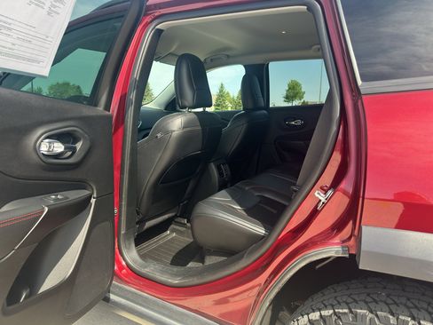 Used 2021 Jeep Cherokee Trailhawk AWD/4WD image 10