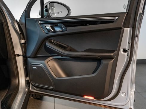 Used 2025 Porsche Macan image 30