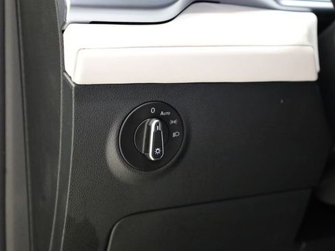 Used 2025 Volkswagen Taos SE w/ Black Wheel Package image 11