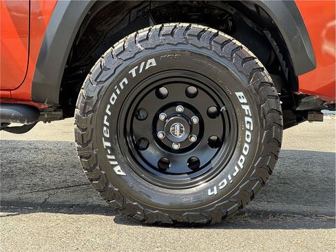 Used 2017 Toyota Tacoma TRD Off-Road w/ Premium & Technology Package AWD/4WD image 27