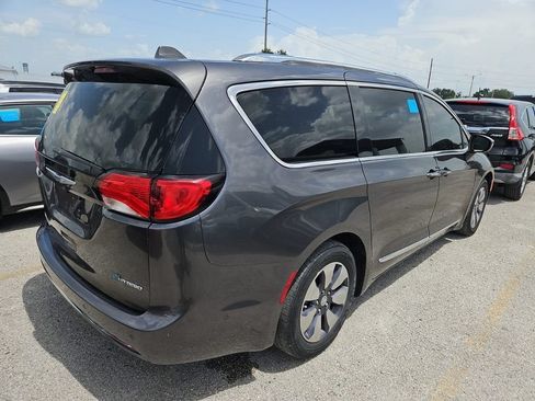 Used 2018 Chrysler Pacifica Limited w/ Advanced Safetytec Group FWD image 4