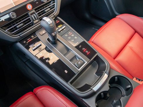 Certified 2025 Porsche Macan image 18