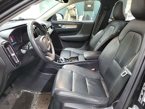 Used 2024 Volvo XC40 B5 Plus image 7