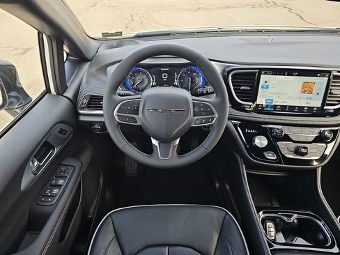 New 2026 Chrysler Pacifica Limited image 14