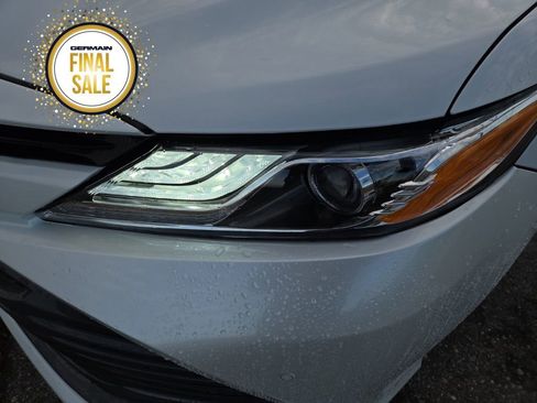 Used 2018 Toyota Camry XLE image 11