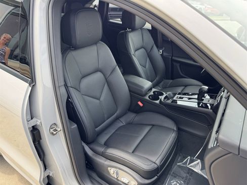 New 2025 Porsche Macan image 33