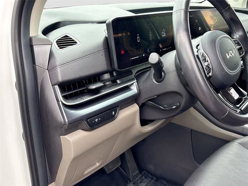Used 2025 Kia Carnival FWD image 10