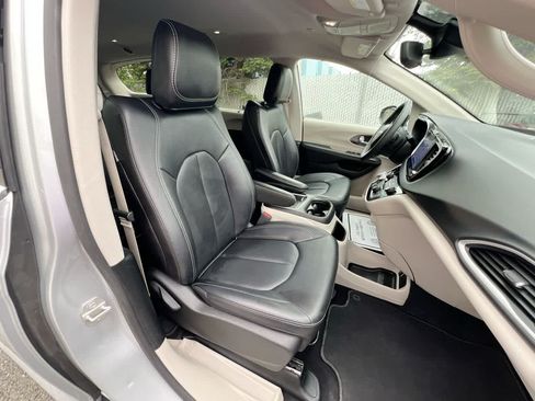 Used 2024 Chrysler Pacifica Touring-L FWD image 28