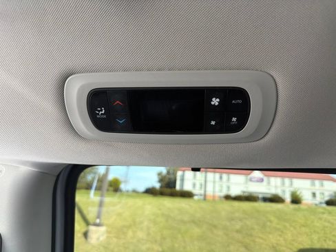 Used 2023 Chrysler Pacifica Touring-L FWD image 21