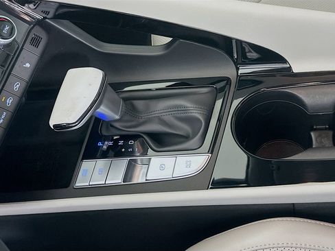 Certified 2023 Hyundai Elantra Limited w/ Preferred Accessory Package FWD image 17