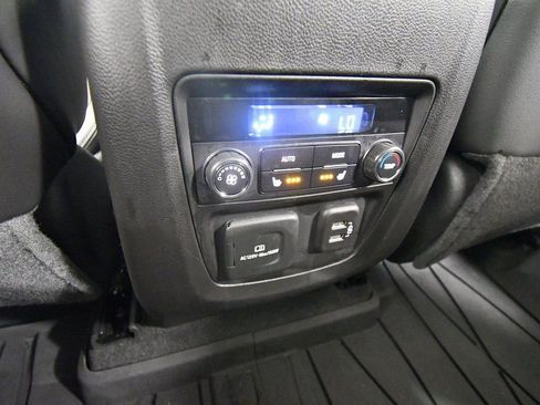 Used 2023 Buick Enclave Avenir image 17