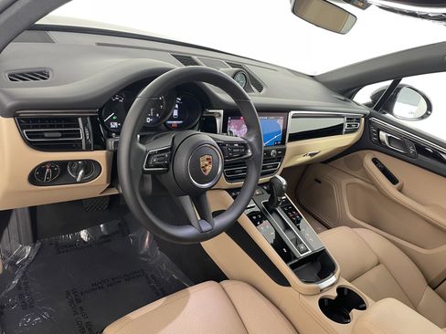 Used 2025 Porsche Macan image 4