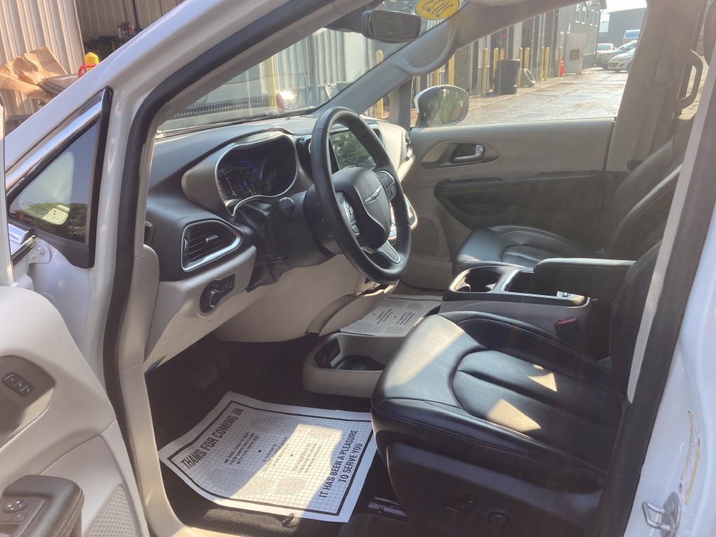 Used 2023 Chrysler Pacifica Touring-L FWD image 12