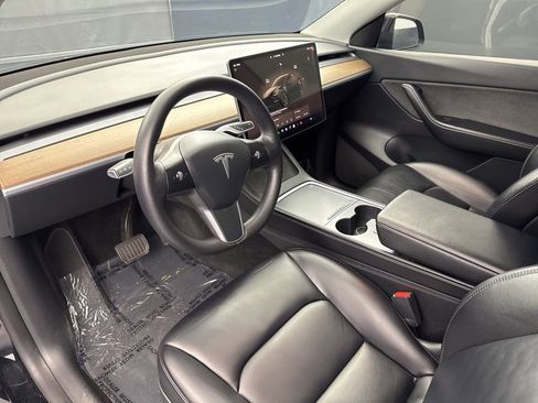 Used 2022 Tesla Model Y Long Range image 9