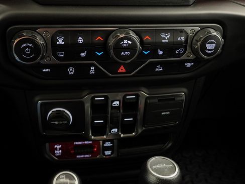 Certified 2021 Jeep Gladiator Rubicon w/ Cold Weather Group image 36