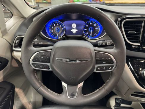Used 2023 Chrysler Pacifica Touring-L FWD image 19