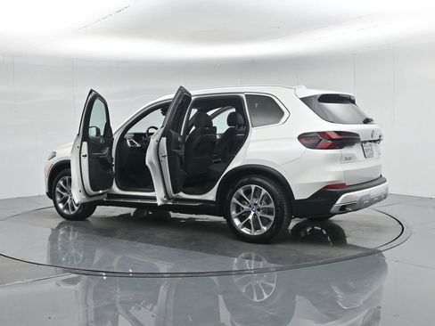 Used 2025 BMW X5 xDrive50e image 37
